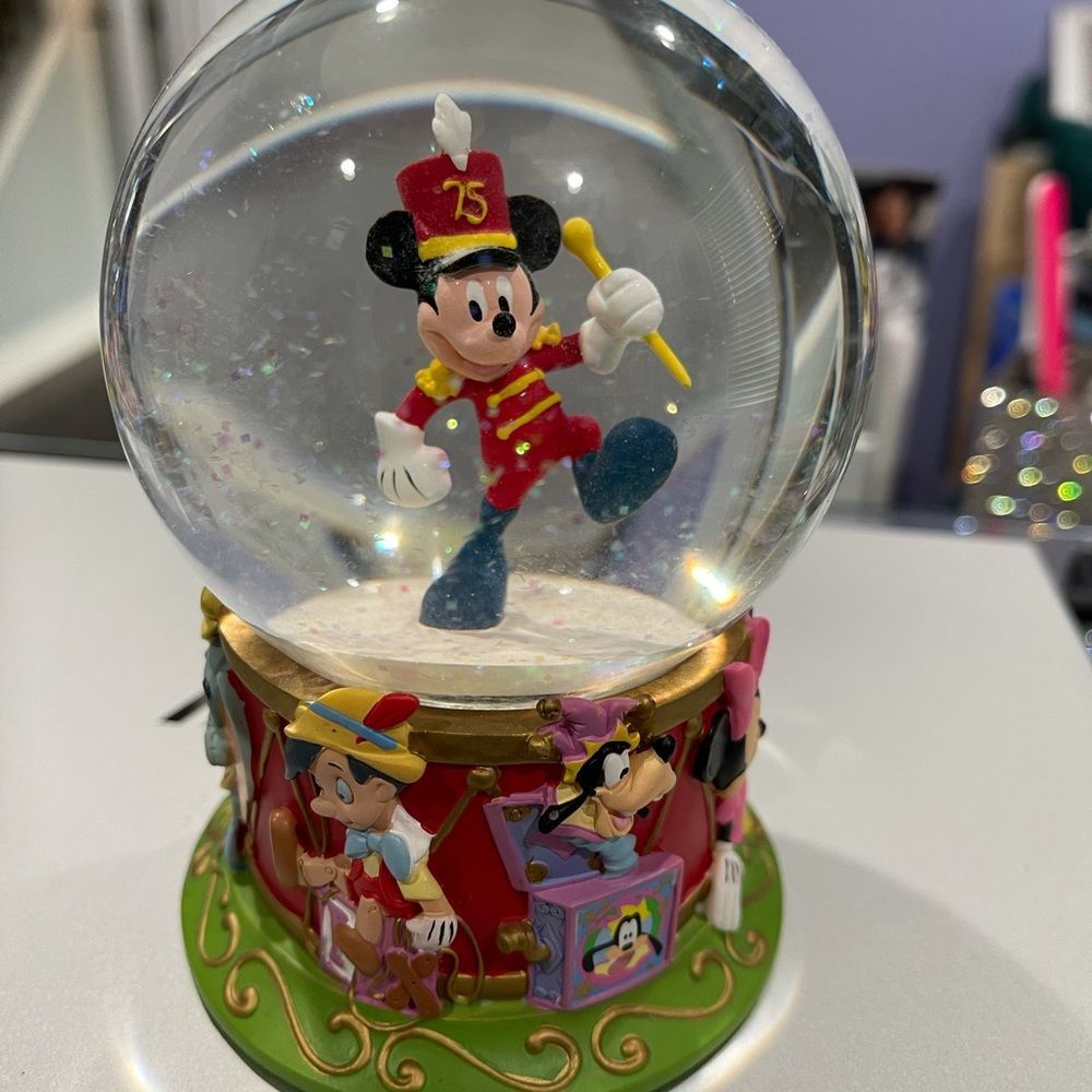 Mickey Snow globe